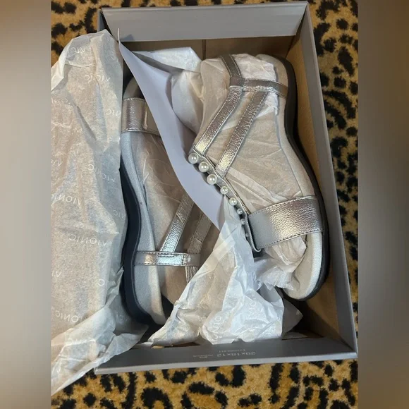 NIB VIONIC Mikah Silver Metallic Leather Sandals Size 7 - Picture 5 of 10